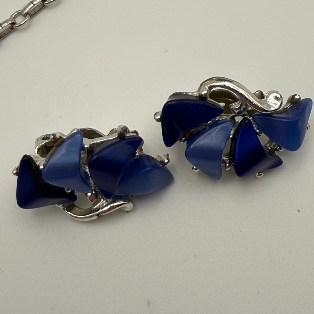 Vintage Coro Blue Thermoset 16” Silver Tone Necklace and Coordinating Earrings - Picture 9 of 11